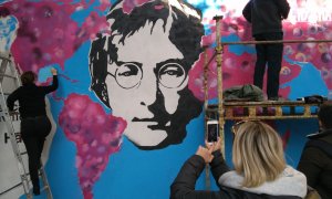 Turistas fotografiando el mural de John Lennon.