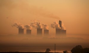 El vapor se eleva al amanecer desde la central eléctrica Lethabo, una central eléctrica a carbón propiedad de la empresa estatal de energía ESKOM, cerca de Sasolburg, Sudáfrica./ REUTERS