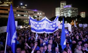 26/11/2019- Los partidarios del primer ministro israelí Benjamin Netanyahu participan en una protesta en su apoyo tras ser acusado de corrupción, en Tel Aviv, Israel. REUTERS / Amir Cohen