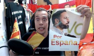 Jandro Lion en un vídeo de Youtube con banderas de España y la cara de Abascal.