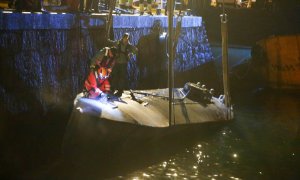 Imagen de la Guardia Civil reflotando el submarino este martes de madrugada. / Europa Press