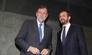 El expresidente del gobierno Mariano Rajoy (i) junto al líder del PP, Pablo Casado, durante la presentación del libro 'Una España mejor', de Mariano Rajoy en la Fundación Rafael del Pino (Madrid). EFE/JuanJo Martín