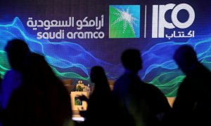 El logo de la petrolera Saudi Aramco, en la conferencia de prensa para presentar la salida a Bolsa de la compañía en el Plaza Conference Center en Dhahran, Arabia Saudí. REUTERS/Hamad I Mohammed