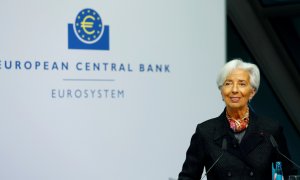 La flamante presidenta del BCE, Christine Lagarde, en el acto de su primera firma en los billetes de euro, en Fráncfort. REUTERS/Ralph Orlowski