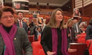 Captura de vídeo de disputadas turcas entonando 'Un violador en tu camino' en el parlamento.