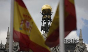 La cúpula del Banco de España entre banderas españolas. REUTERS/Sergio Pérez