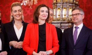 07-01-2020.- La nueva ministra de Justicia de Austria, Alma Zadic (centro), toma posesión de su cargo. EFE/EPA/FLORIAN WIESER