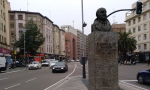 Miguel Allué Salvador, alcalde de Zaragoza con Primo de Rivera y presidente de la Diputación con Franco, sigue teniendo una céntrica estatua en la capital aragonesa. EDUARDO BAYONA