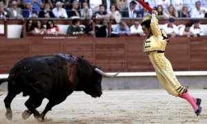 Un diestro apunta con las banderillas a un toro./ EFE