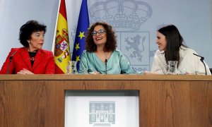 La portavoz del Gobierno y ministra de Hacienda, María Jesús Montero (c), acompañada por las ministras de Igualdad, Irene Montero (d), y de Educación, Isabel Celáa, durante la rueda de prensa posterior a la reunión del Consejo de Ministros, en el Palacio