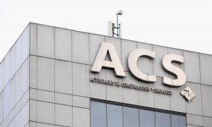 El logo de ACS en lo alto del edificio de su sede en  Madrid. E.P./Eduardo Parra