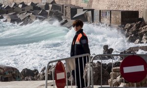 23/01/2020.- Vista del paseo de Cala Rajada destrozado este jueves, en el municipio mallorquín de Capdepera, una de las zonas más afectadas tras el paso de la Borrasca Gloria, que ha dañado