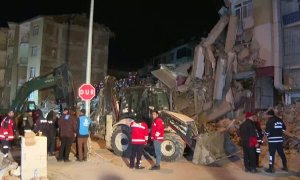 Turquía se vuelca en las labores de rescate tras el devastador terremoto de magnitud 6,8