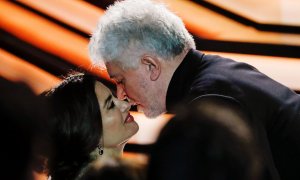 El director Pedro Almodóvar besa a la actriz Penélope Cruz durante la gala de los Premios Goya.- REUTERS