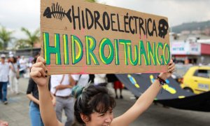 Un mujer sostiene un cartel contra Hidroituango, la gran presa en construcción en Colombia. - Ernesto Guzman / EFE
