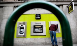 Un hombre utiliza el cajero automático de una sucursal de Bankia en Madrid. REUTERS/Andrea Comas