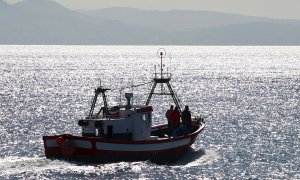 27/01/2020.- Un barco de pescadores sale del puerto de Tarifa (Cádiz) en busca de los tripulantes desaparecidos del pesquero Rúa Mar. / EFE - A. CARRASCO RAGEL