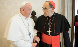 El Papa Francisco junto al cardenal francés Philippe Barbarin. / Reuters
