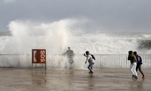 20/01/2020 Turistas se sacan una foto en la playa de Barcelona bajo el temporal 'Gloria'. REUTERS/Nacho Doce