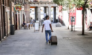 Un turista pasea con una maleta por el centro de Madrid. E.P./Jesús Hellín