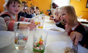 Varios niños se alimentan en el comedor de la escuela. CHARLY TRIBALLEAU / AFP
