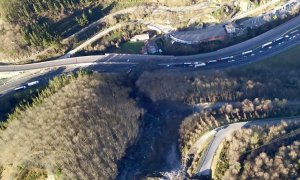 Imagen aérea de la autopista AP8 (Bilbao-Sebastián), cortada tras el desprendimiento de una ladera. EFE/Osakidetza
