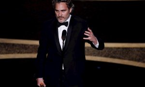 09/02/2020.- El actor Joaquin Phoenix recibe el Oscar a mejor actor por 'Joker'. / EFE - ETIENNE LAURENT
