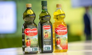 Botellas de aceite de oliva de la marca Carbonell, una de las enseñas de la multinacional Deoleo. E.P.