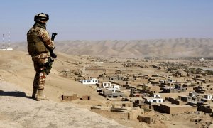 Un soldado del ejército español vigila los alrededores de la base española de Qala i Naw, en Afganistán. /EFE