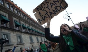18/02/2020.- Colectivos y organizaciones feministas protestan este martes frente al Palacio Nacional por la muerte de Fátima, una niña de siete años en Ciudad de México. / EFE - Sáshenka Gutiérrez