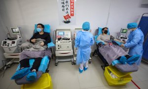 Dos doctores que han superado el coronavirus donan plasma en una clínica de Wuhan./ EFE/EPA/YUAN ZHENG CHINA OUT