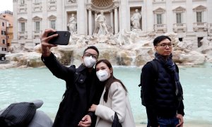 Unos turistas en la Fontana di Trevi. REUTERS