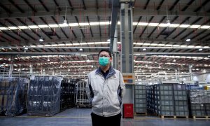 Un trabajador posa con una máscara en una fábrica de Shanghai. REUTERS/Aly Song