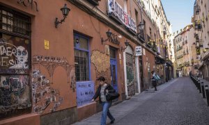 El bar Museo de la Radio, ya cerrado, bajo la pancarta de Bloques en lucha, en la calle Santa Ana de Madrid.- JAIRO VARGAS