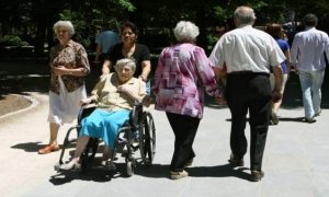 Imagen de unos pensionistas de paseo. E.P.