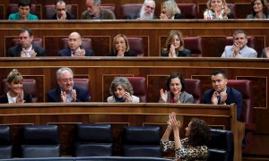 La bancada del PSOE aplaude a la ministra de Hacienda, María Jesús Montero durante el pleno en el Congreso de los Diputados para debatir la senda de déficit. EFE/Chema Moya