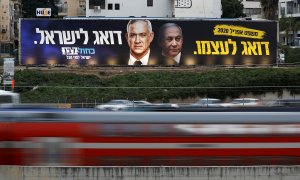 Cartel electoral en Tel Aviv en el que aparecen representados Benny Gantz (i) y Benjamín Netanyahu (d), los dos candidatos a convertirse en primer ministro tras las terceras elecciones en Israel./ Amir Cohen (Reuters)