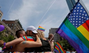 Dos personas se besan antes del inicio del 48º Desfile del Orgullo de Boston (Massachusetts). | Reuters, Brian Snyder.