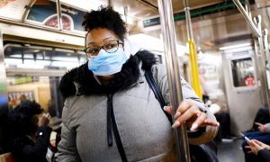 Una mujer viaja en el metro de Nueva York con una mascarilla./ Justin Lane(EFE/EPA)