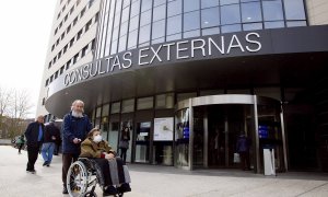 GRAFCAV3094. VITORIA, 04/03/2020.- Una mujer con mascarilla en el Hospital Universitario de Álava en Vitoria, donde hoy se ha anunciado que los casos de coronavirus se elevan a 17 en Euskadi después de que se hayan confirmado 4 nuevos positivos en las últ