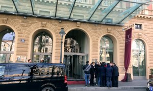 Un grupo de periodistas se congrega en torno al ministro del Petróleo iraní, Bijan Zanganeh, a su llegada al hotel Palais Hansen Kempinski para asistir a la reunión formal de la OPEP en Viena. REUTERS/Shadia Nasralla