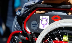 Una mujer en silla de ruedas durante la manifestación feminista en la Puerta del Sol con motivo del 8-M. Óscar J.Barroso/AFP7 / Europa Press