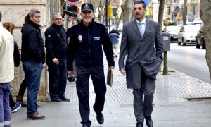 El comisario de la Policía Local de Palma (izquierda), Joan Mut, cuando fue a declarar con su abogado al Juzgado de Instrucción Nº12 en 2015. A. VERA/EFE