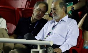 El magnate mexicano Carlos Slim observa uno de los partidos de tenis del reciente Open de Acapulco. REUTERS/Henry Romero