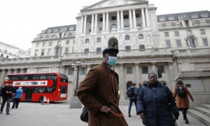 Un hombre con mascarila, delante de la sede del Banco de Inglaterra, en la City de Londres. REUTERS/Henry Nicholls