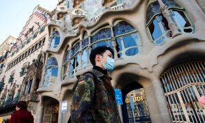 Un turista con mascarilla pasea junto a la Casa Batlló en Barcelona. /EFE