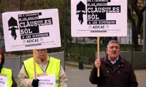 Protesta de membres d'Adicae contra les clàusules sòl. ACN / ÀLEX RECOLONS