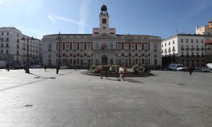 Vista general de la Puerta del Sol, este viernes, con poca afluencia de gente. La Comunidad de Madrid cerrará a partir de este sábado todos los establecimientos menos los comercios de alimentación y farmacias para evitar la propagación del coronavirus en