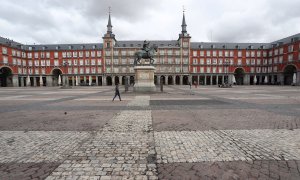 La Plaza Mayor de Madrid amanece casi desierta en el inicio de la primera semana de confinamiento en España. Cabe recordad que la Comunidad de Madrid es la región más afectada por el coronavirus con más de 3.500 casos confirmados./ Kiko Huesca (EFE)