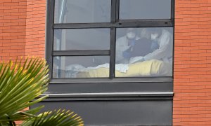 18/03/2020.- Dos trabajadoras asisten a un residente en la residencia de ancianos Monte Hermoso, este miércoles, en Madrid. La Fiscalía Provincial de Madrid ha incoado diligencias de investigación penal a raíz de una denuncia del Defensor del Paciente en